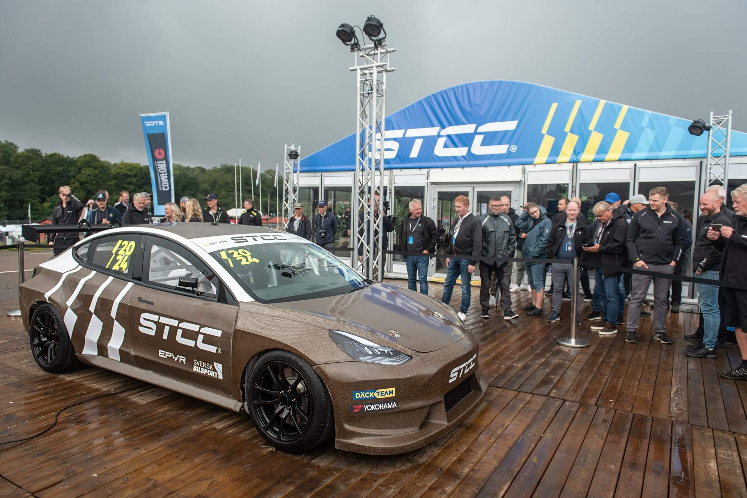 Skandinavische Tourenwagenserie STCC zeigt Tesla als 1. Rennwagen, wird aber erst 2024 elektrisch